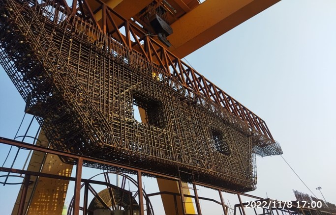 Box girder segment cage lowering MJB 31+090 P32-A2 S1